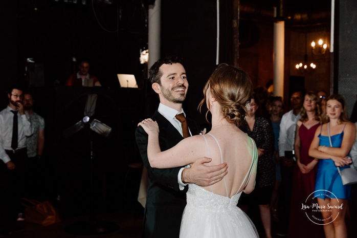 Bride and groom first dance photos. Wedding reception in old restaurant. Mariage à l'Ambroisie à Montréal. Photographe de mariage à Montréal. Montreal wedding photographer. Photographe Petite-Bourgogne. 