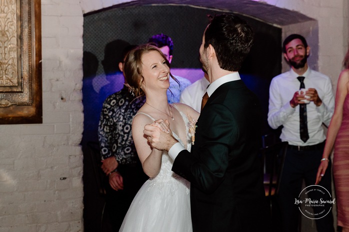 Bride and groom first dance photos. Wedding reception in old restaurant. Mariage à l'Ambroisie à Montréal. Photographe de mariage à Montréal. Montreal wedding photographer. Photographe Petite-Bourgogne. 