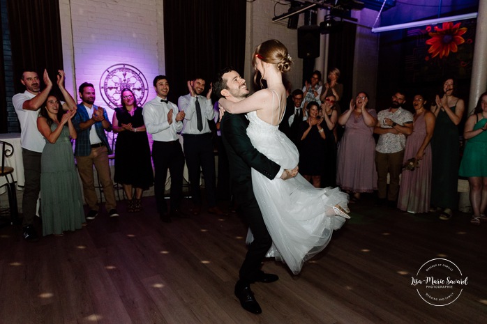 Bride and groom first dance photos. Wedding reception in old restaurant. Mariage à l'Ambroisie à Montréal. Photographe de mariage à Montréal. Montreal wedding photographer. Photographe Petite-Bourgogne. 