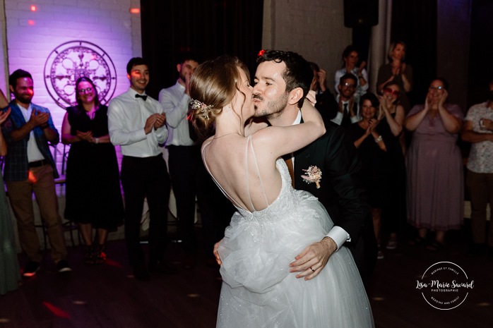 Bride and groom first dance photos. Wedding reception in old restaurant. Mariage à l'Ambroisie à Montréal. Photographe de mariage à Montréal. Montreal wedding photographer. Photographe Petite-Bourgogne. 