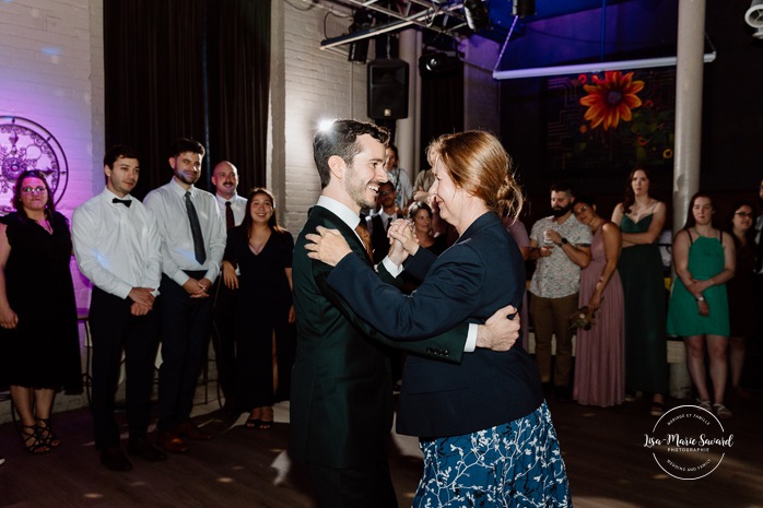 Mother and son wedding dance photos. Wedding reception in old restaurant. Mariage à l'Ambroisie à Montréal. Photographe de mariage à Montréal. Montreal wedding photographer. Photographe Petite-Bourgogne. Photographe Saint-Henri.