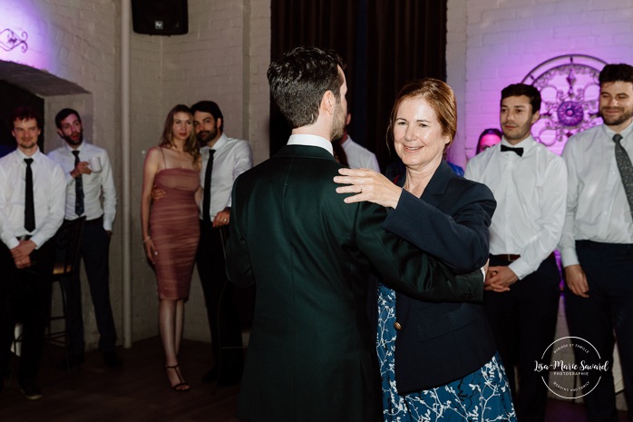 Mother and son wedding dance photos. Wedding reception in old restaurant. Mariage à l'Ambroisie à Montréal. Photographe de mariage à Montréal. Montreal wedding photographer. Photographe Petite-Bourgogne. Photographe Saint-Henri.