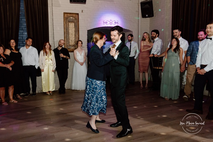 Mother and son wedding dance photos. Wedding reception in old restaurant. Mariage à l'Ambroisie à Montréal. Photographe de mariage à Montréal. Montreal wedding photographer. Photographe Petite-Bourgogne. Photographe Saint-Henri.