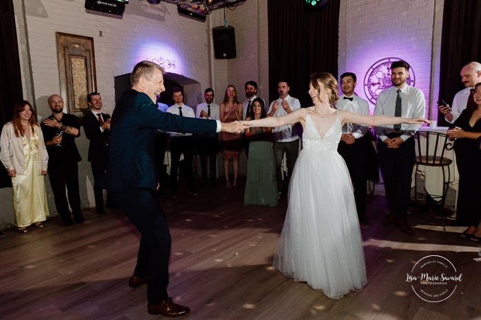 Father and and daughter wedding dance photos. Wedding reception in old restaurant. Mariage à l'Ambroisie à Montréal. Photographe de mariage à Montréal. Montreal wedding photographer. Photographe Petite-Bourgogne. Photographe Saint-Henri.