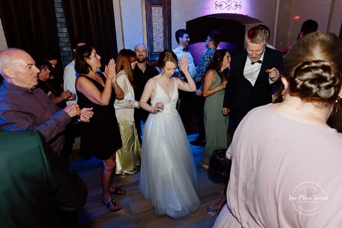 Fun wedding dancefloor photos. Wedding party photos on the dancefloor. Wedding reception in old restaurant. Mariage à l'Ambroisie à Montréal. Photographe de mariage à Montréal. Montreal wedding photographer. Photographe Petite-Bourgogne. Photographe Saint-Henri.