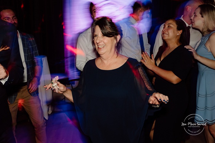 Fun wedding dancefloor photos. Wedding party photos on the dancefloor. Wedding reception in old restaurant. Mariage à l'Ambroisie à Montréal. Photographe de mariage à Montréal. Montreal wedding photographer. Photographe Petite-Bourgogne. Photographe Saint-Henri.