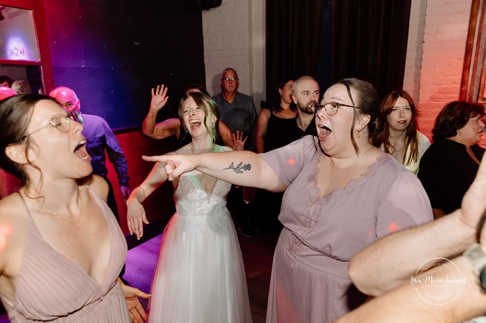 Fun wedding dancefloor photos. Wedding party photos on the dancefloor. Wedding reception in old restaurant. Mariage à l'Ambroisie à Montréal. Photographe de mariage à Montréal. Montreal wedding photographer. Photographe Petite-Bourgogne. Photographe Saint-Henri.