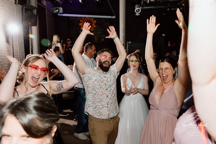 Fun wedding dancefloor photos. Wedding party photos on the dancefloor. Wedding reception in old restaurant. Mariage à l'Ambroisie à Montréal. Photographe de mariage à Montréal. Montreal wedding photographer. Photographe Petite-Bourgogne. Photographe Saint-Henri.