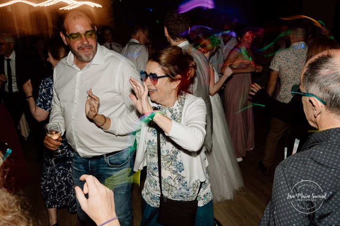 Fun wedding dancefloor photos. Wedding party photos on the dancefloor. Wedding reception in old restaurant. Mariage à l'Ambroisie à Montréal. Photographe de mariage à Montréal. Montreal wedding photographer. Photographe Petite-Bourgogne. Photographe Saint-Henri.