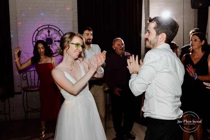 Fun wedding dancefloor photos. Wedding party photos on the dancefloor. Wedding reception in old restaurant. Mariage à l'Ambroisie à Montréal. Photographe de mariage à Montréal. Montreal wedding photographer. Photographe Petite-Bourgogne. Photographe Saint-Henri.