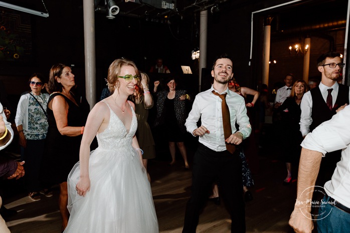 Fun wedding dancefloor photos. Wedding party photos on the dancefloor. Wedding reception in old restaurant. Mariage à l'Ambroisie à Montréal. Photographe de mariage à Montréal. Montreal wedding photographer. Photographe Petite-Bourgogne. Photographe Saint-Henri.