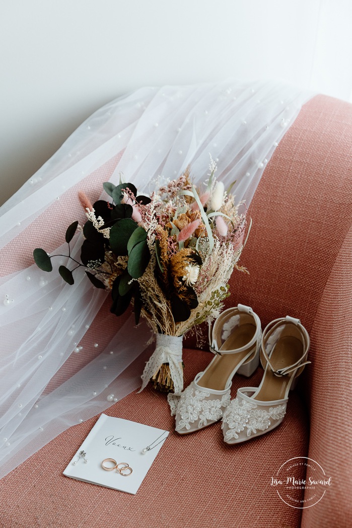 Bridal accessories photos. Minimalist wedding photos. Mariage à l'Ambroisie à Montréal. Photographe de mariage à Montréal. Montreal wedding photographer.