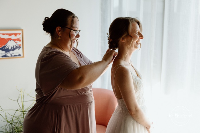 Wedding dress hanging on wall. Mariage à l'Ambroisie à Montréal. Photographe de mariage à Montréal. Montreal wedding photographer.