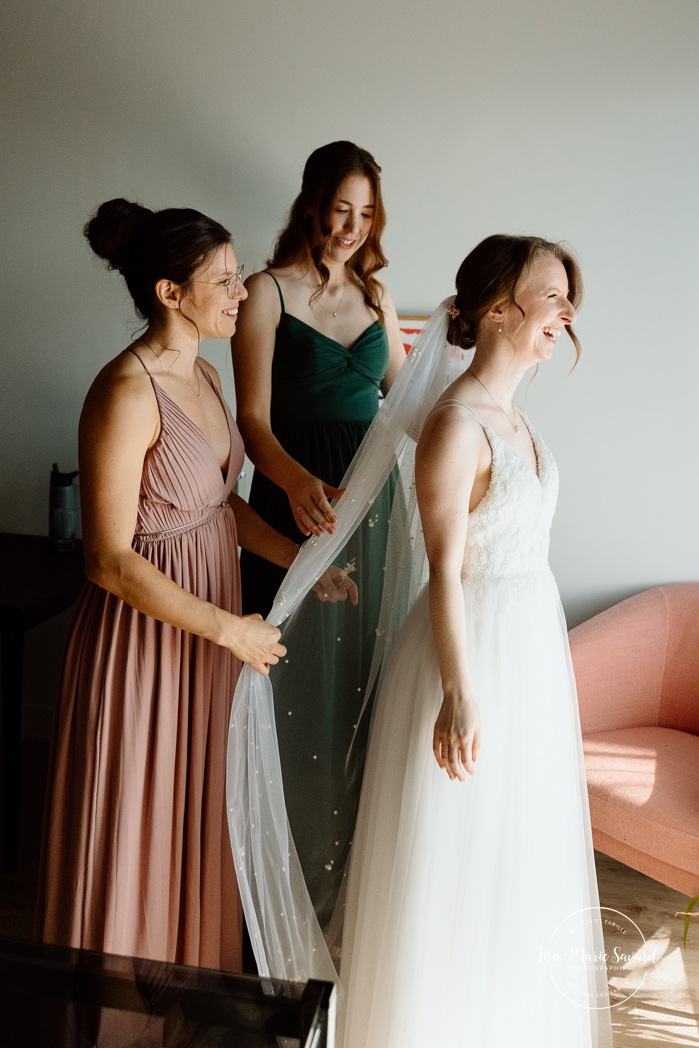 Wedding dress hanging on wall. Mariage à l'Ambroisie à Montréal. Photographe de mariage à Montréal. Montreal wedding photographer.