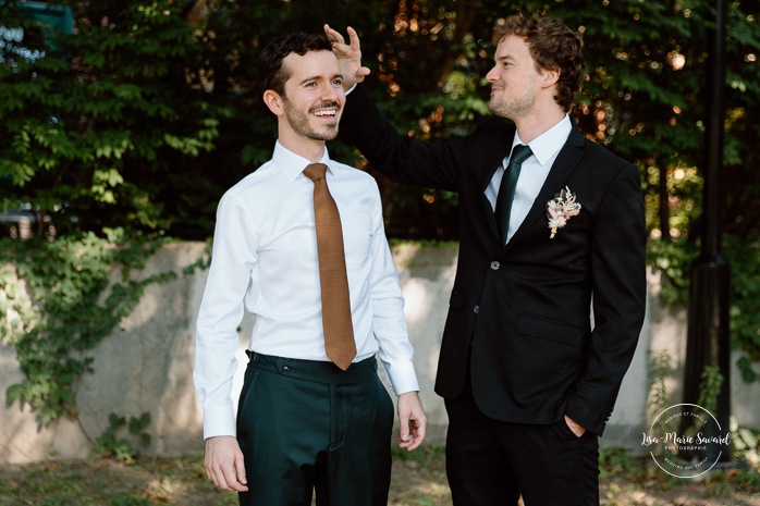 Groom getting ready outdoors with groomsmen. Mariage à l'Ambroisie à Montréal. Photographe de mariage à Montréal. Montreal wedding photographer.