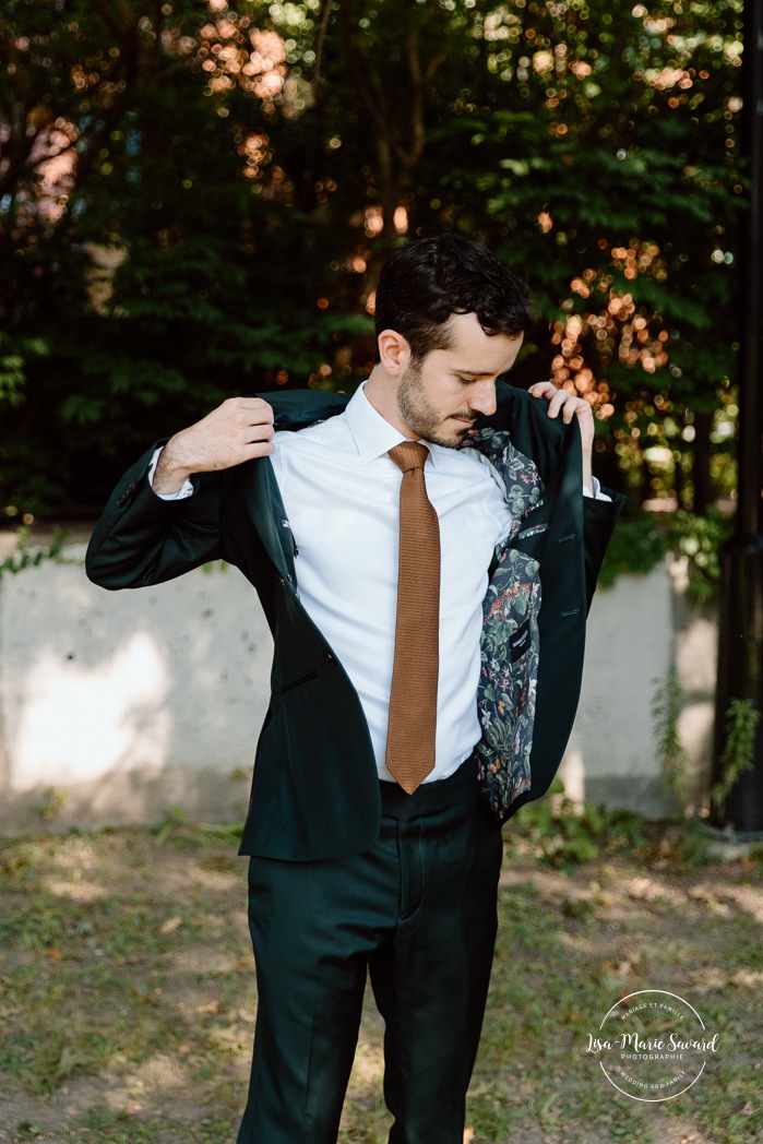 Groom getting ready outdoors with groomsmen. Mariage à l'Ambroisie à Montréal. Photographe de mariage à Montréal. Montreal wedding photographer.