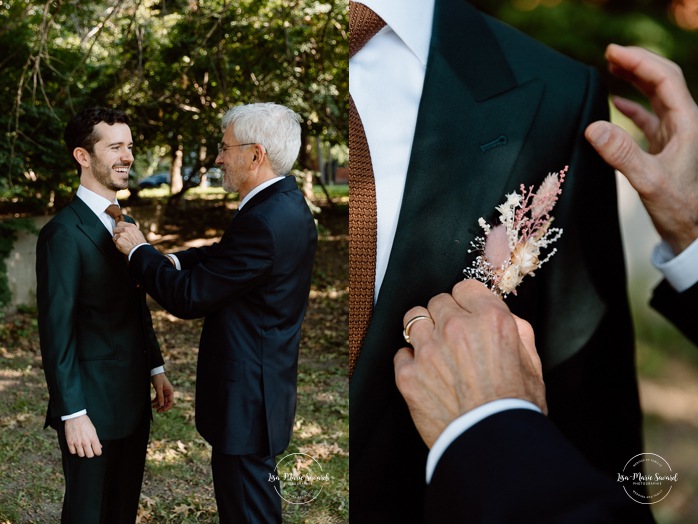 Groom getting ready outdoors with groomsmen. Mariage à l'Ambroisie à Montréal. Photographe de mariage à Montréal. Montreal wedding photographer.