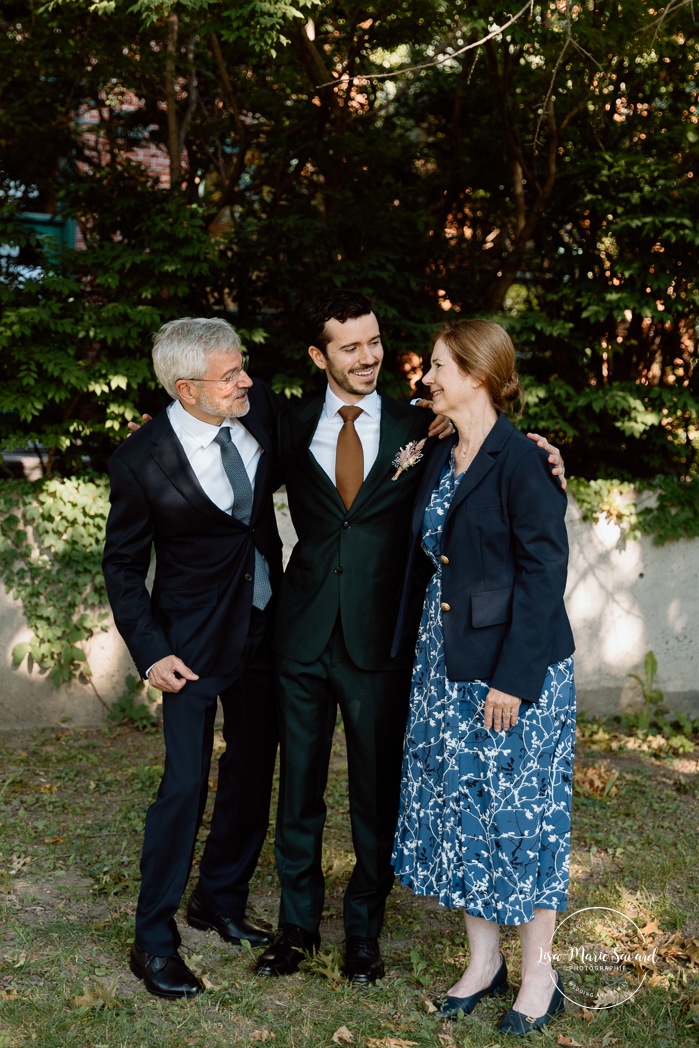 Groom getting ready outdoors with groomsmen. Mariage à l'Ambroisie à Montréal. Photographe de mariage à Montréal. Montreal wedding photographer.