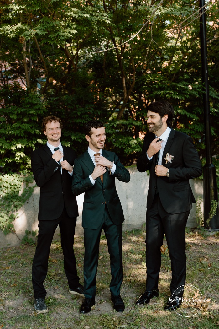 Groom getting ready outdoors with groomsmen. Mariage à l'Ambroisie à Montréal. Photographe de mariage à Montréal. Montreal wedding photographer.