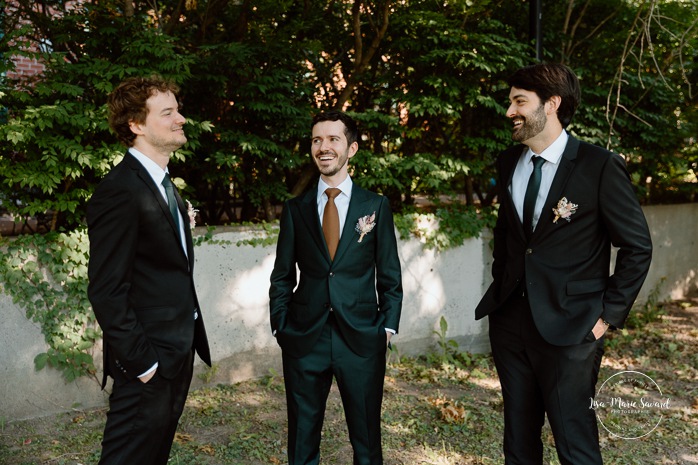 Groom getting ready outdoors with groomsmen. Mariage à l'Ambroisie à Montréal. Photographe de mariage à Montréal. Montreal wedding photographer.