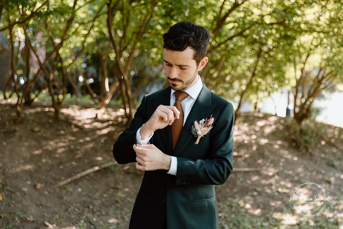 Groom getting ready outdoors. Mariage à l'Ambroisie à Montréal. Photographe de mariage à Montréal. Montreal wedding photographer.