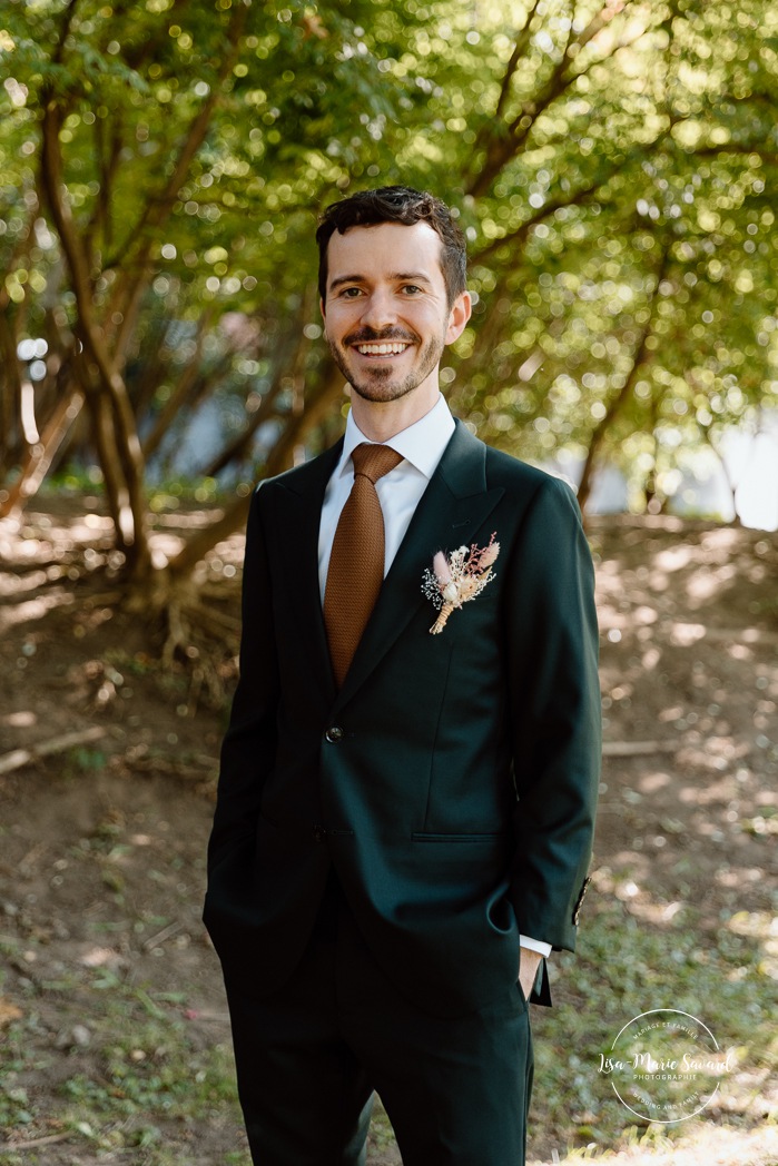 Groom getting ready outdoors. Mariage à l'Ambroisie à Montréal. Photographe de mariage à Montréal. Montreal wedding photographer.