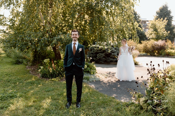 Romantic wedding first look photos. Wedding first look in public park. Mariage à l'Ambroisie à Montréal. Photographe de mariage à Montréal. Montreal wedding photographer. Photos parc des Éclusiers. Photographe Petite-Bourgogne. Photographe Saint-Henri.