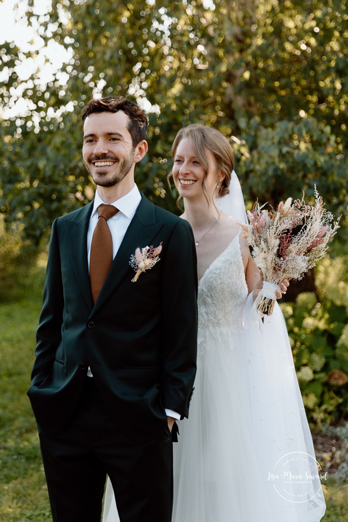 Romantic wedding first look photos. Wedding first look in public park. Mariage à l'Ambroisie à Montréal. Photographe de mariage à Montréal. Montreal wedding photographer. Photos parc des Éclusiers. Photographe Petite-Bourgogne. Photographe Saint-Henri.