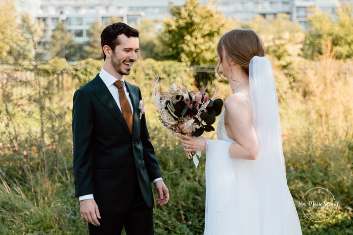 Romantic wedding first look photos. Wedding first look in public park. Mariage à l'Ambroisie à Montréal. Photographe de mariage à Montréal. Montreal wedding photographer. Photos parc des Éclusiers. Photographe Petite-Bourgogne. Photographe Saint-Henri.