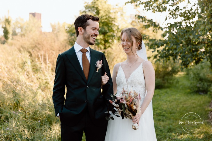 Romantic wedding first look photos. Wedding first look in public park. Mariage à l'Ambroisie à Montréal. Photographe de mariage à Montréal. Montreal wedding photographer. Photos parc des Éclusiers. Photographe Petite-Bourgogne. Photographe Saint-Henri.