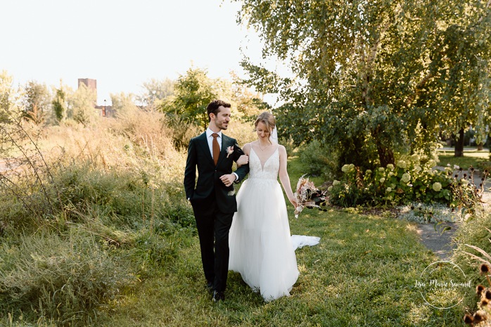 Romantic wedding first look photos. Wedding first look in public park. Mariage à l'Ambroisie à Montréal. Photographe de mariage à Montréal. Montreal wedding photographer. Photos parc des Éclusiers. Photographe Petite-Bourgogne. Photographe Saint-Henri.