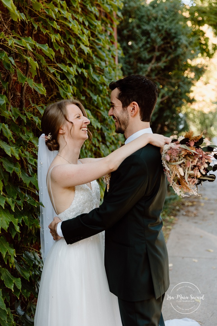 Urban wedding photo. Downtown wedding photos. Romantic wedding photos. Mariage à l'Ambroisie à Montréal. Photographe de mariage à Montréal. Montreal wedding photographer. Photos parc des Éclusiers. Photographe Petite-Bourgogne. Photographe Saint-Henri.