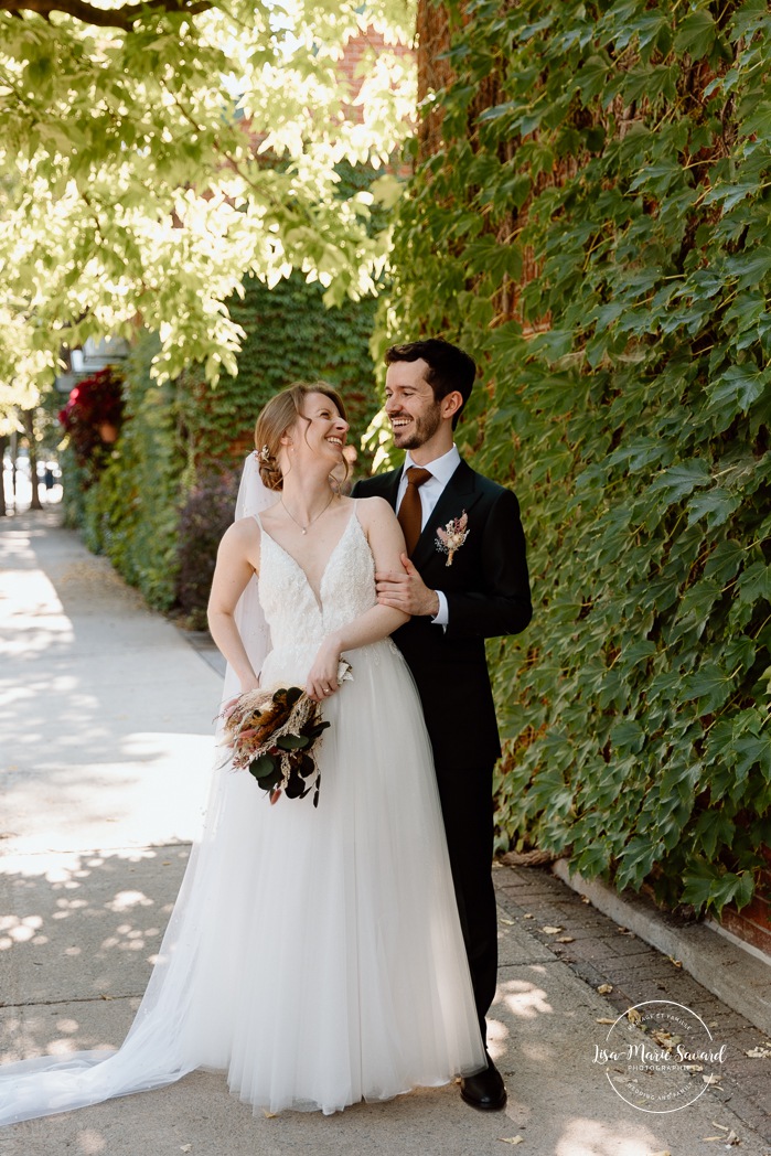 Urban wedding photo. Downtown wedding photos. Romantic wedding photos. Mariage à l'Ambroisie à Montréal. Photographe de mariage à Montréal. Montreal wedding photographer. Photos parc des Éclusiers. Photographe Petite-Bourgogne. Photographe Saint-Henri.