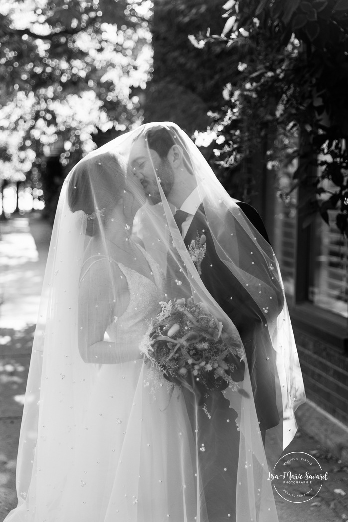 Urban wedding photo. Downtown wedding photos. Romantic wedding photos. Mariage à l'Ambroisie à Montréal. Photographe de mariage à Montréal. Montreal wedding photographer. Photos parc des Éclusiers. Photographe Petite-Bourgogne. Photographe Saint-Henri.