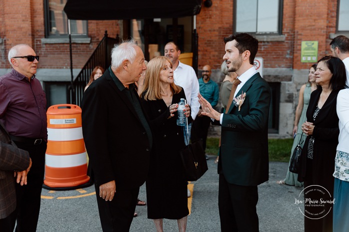 Urban wedding ceremony. Outdoor wedding ceremony in the city. Mariage à l'Ambroisie à Montréal. Photographe de mariage à Montréal. Montreal wedding photographer.