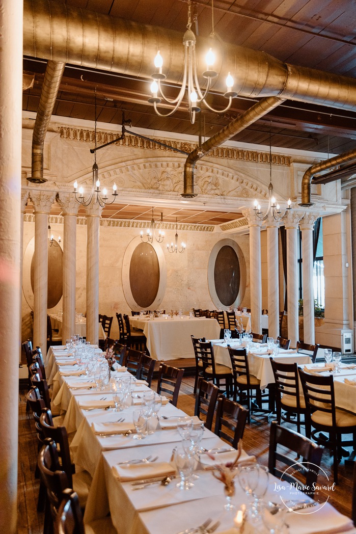 Wedding reception in old restaurant. Mariage à l'Ambroisie à Montréal. Photographe de mariage à Montréal. Montreal wedding photographer. Photographe Petite-Bourgogne. Photographe Saint-Henri.