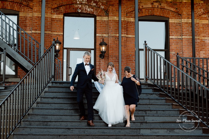 Urban wedding ceremony. Outdoor wedding ceremony in the city. Mariage à l'Ambroisie à Montréal. Photographe de mariage à Montréal. Montreal wedding photographer.