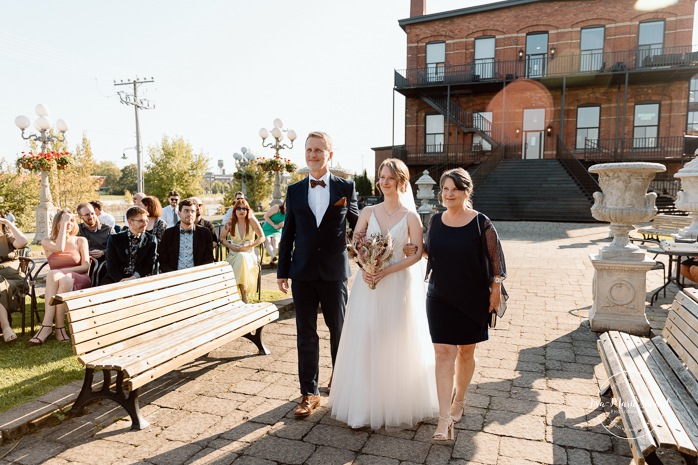 Urban wedding ceremony. Outdoor wedding ceremony in the city. Mariage à l'Ambroisie à Montréal. Photographe de mariage à Montréal. Montreal wedding photographer.