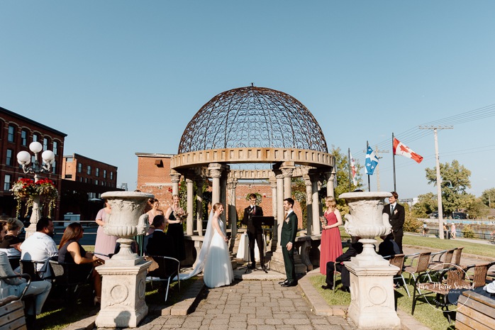 Urban wedding ceremony. Outdoor wedding ceremony in the city. Mariage à l'Ambroisie à Montréal. Photographe de mariage à Montréal. Montreal wedding photographer.