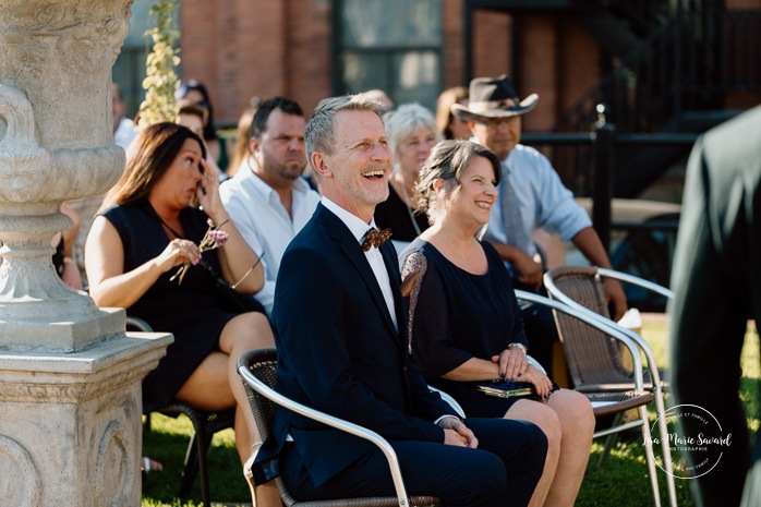 Urban wedding ceremony. Outdoor wedding ceremony in the city. Mariage à l'Ambroisie à Montréal. Photographe de mariage à Montréal. Montreal wedding photographer.