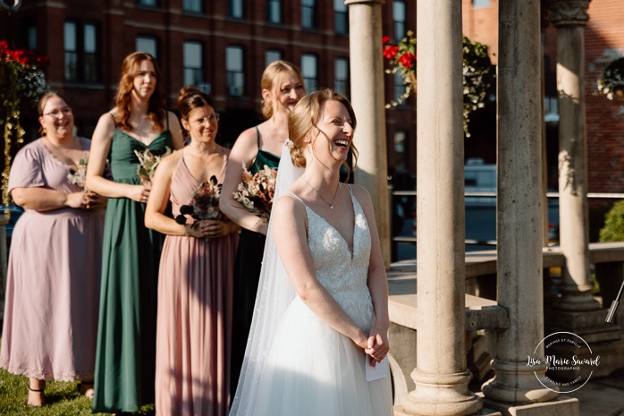 Urban wedding ceremony. Outdoor wedding ceremony in the city. Mariage à l'Ambroisie à Montréal. Photographe de mariage à Montréal. Montreal wedding photographer.