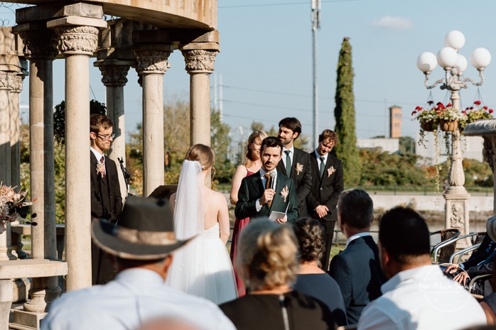 Urban wedding ceremony. Outdoor wedding ceremony in the city. Mariage à l'Ambroisie à Montréal. Photographe de mariage à Montréal. Montreal wedding photographer.