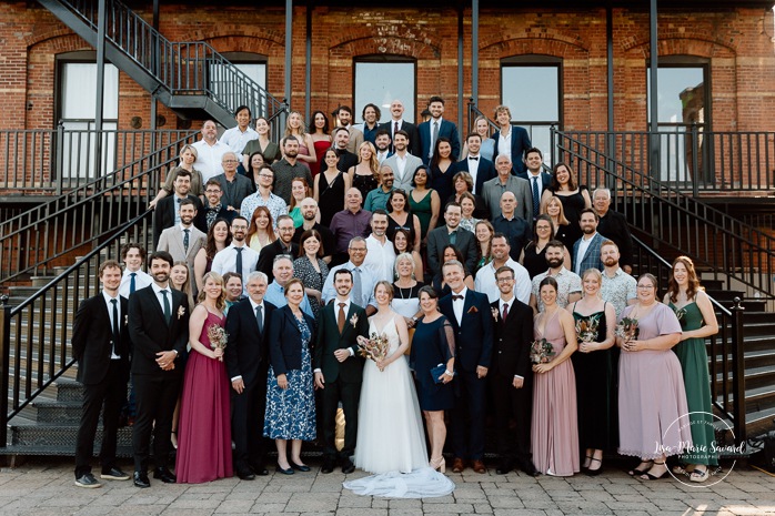 Staircase wedding photos. Urban wedding photos. Mariage à l'Ambroisie à Montréal. Photographe de mariage à Montréal. Montreal wedding photographer.