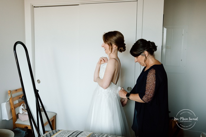 Bride getting ready with mother at apartment. Mariage à l'Ambroisie à Montréal. Photographe de mariage à Montréal. Montreal wedding photographer.