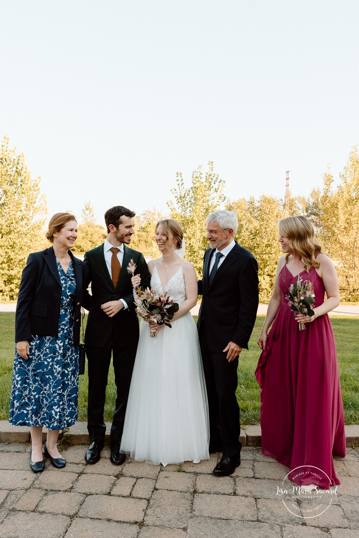 Wedding family photos. Urban wedding photos. Mariage à l'Ambroisie à Montréal. Photographe de mariage à Montréal. Montreal wedding photographer.