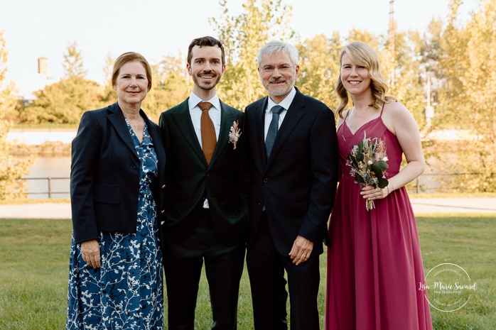 Wedding family photos. Urban wedding photos. Mariage à l'Ambroisie à Montréal. Photographe de mariage à Montréal. Montreal wedding photographer.