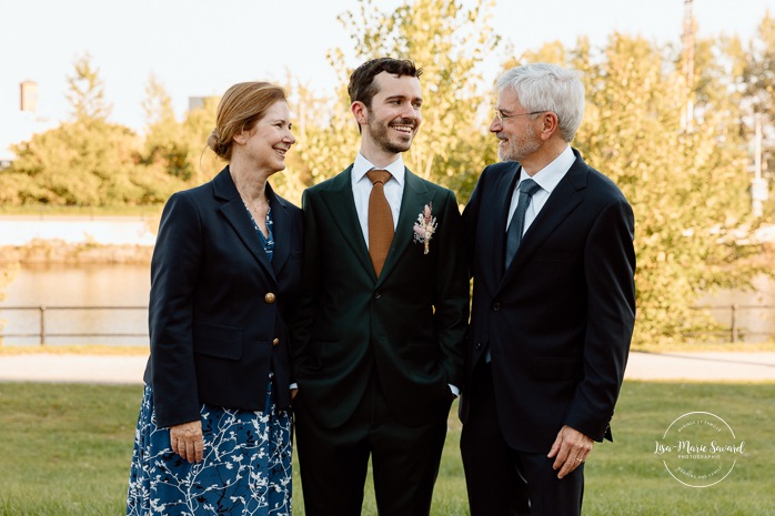 Wedding family photos. Urban wedding photos. Mariage à l'Ambroisie à Montréal. Photographe de mariage à Montréal. Montreal wedding photographer.