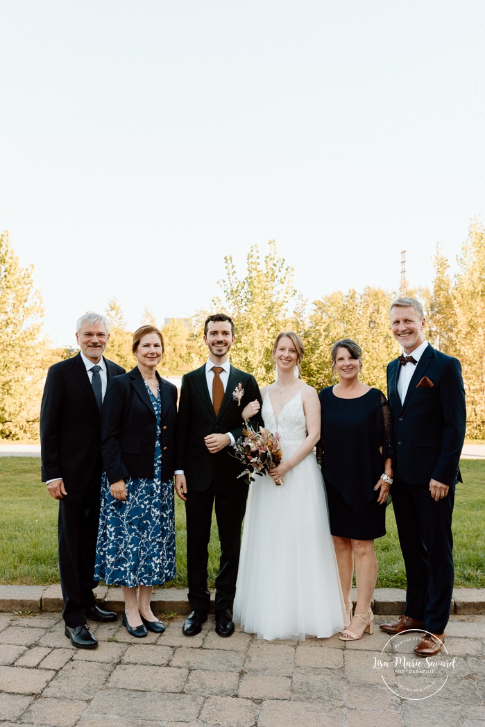 Wedding family photos. Urban wedding photos. Mariage à l'Ambroisie à Montréal. Photographe de mariage à Montréal. Montreal wedding photographer.