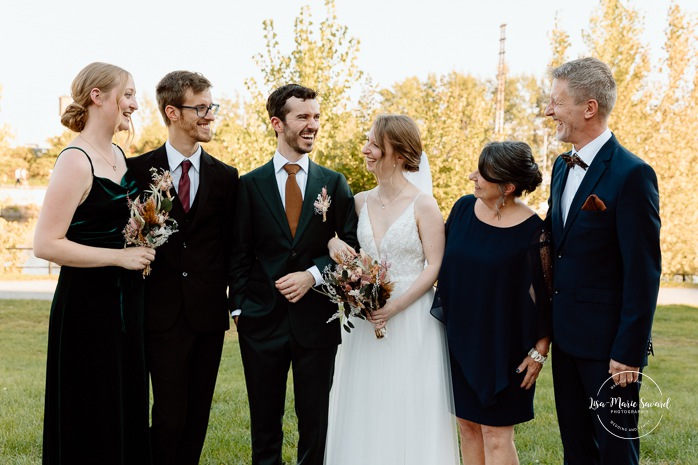 Wedding family photos. Urban wedding photos. Mariage à l'Ambroisie à Montréal. Photographe de mariage à Montréal. Montreal wedding photographer.