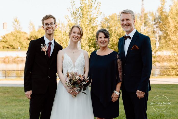 Wedding family photos. Urban wedding photos. Mariage à l'Ambroisie à Montréal. Photographe de mariage à Montréal. Montreal wedding photographer.